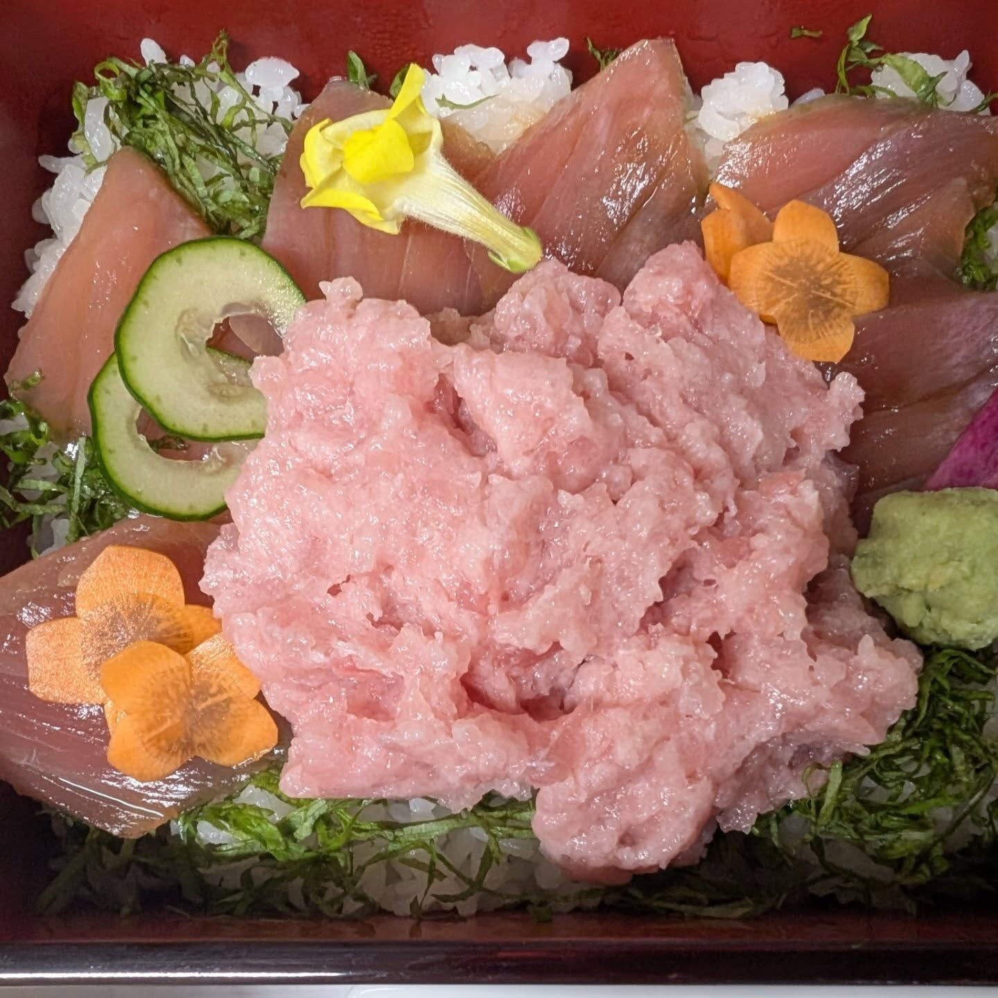 落ち着いた和の雰囲気を持つ空間で、旬の味覚を最大限に活かした
