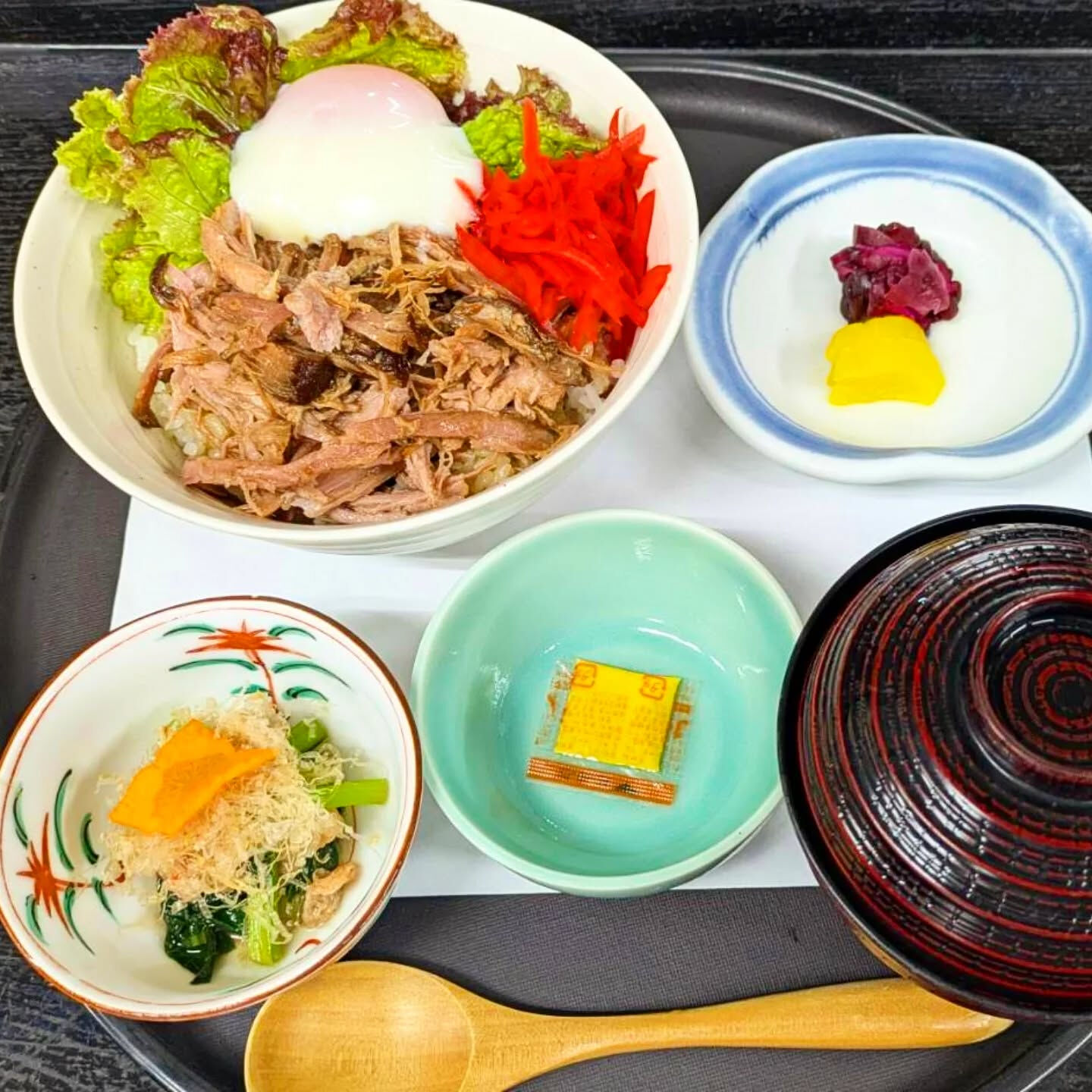 重の家では牛肉、豚肉、鶏肉を使用した多彩な料理をご提供してい