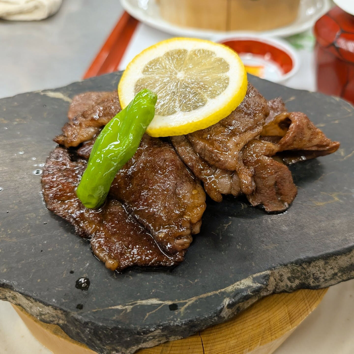 重の家では牛肉、豚肉、鶏肉を使用した多彩な料理をご提供してい