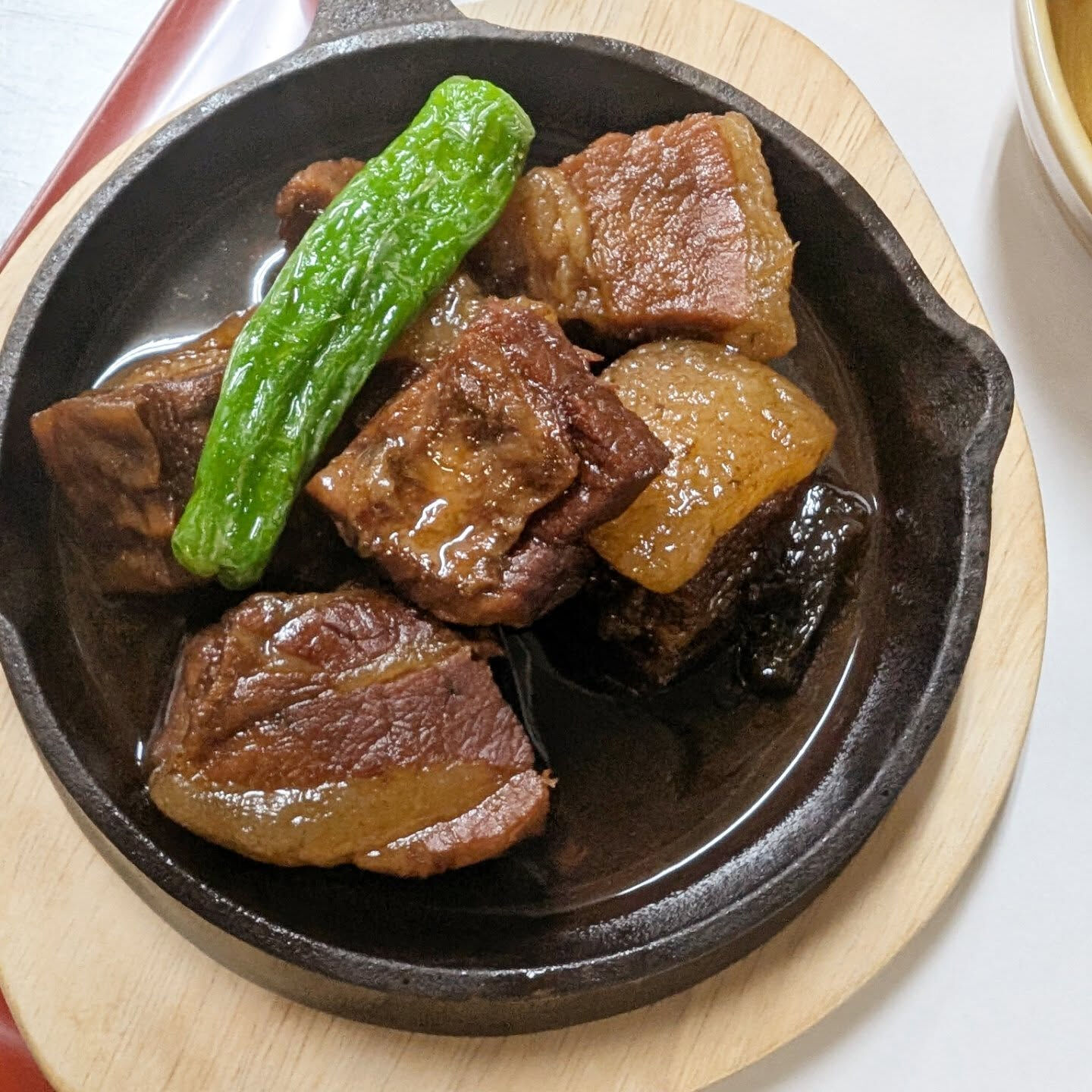 重の家では牛肉、豚肉、鶏肉を使用した多彩な料理をご提供してい