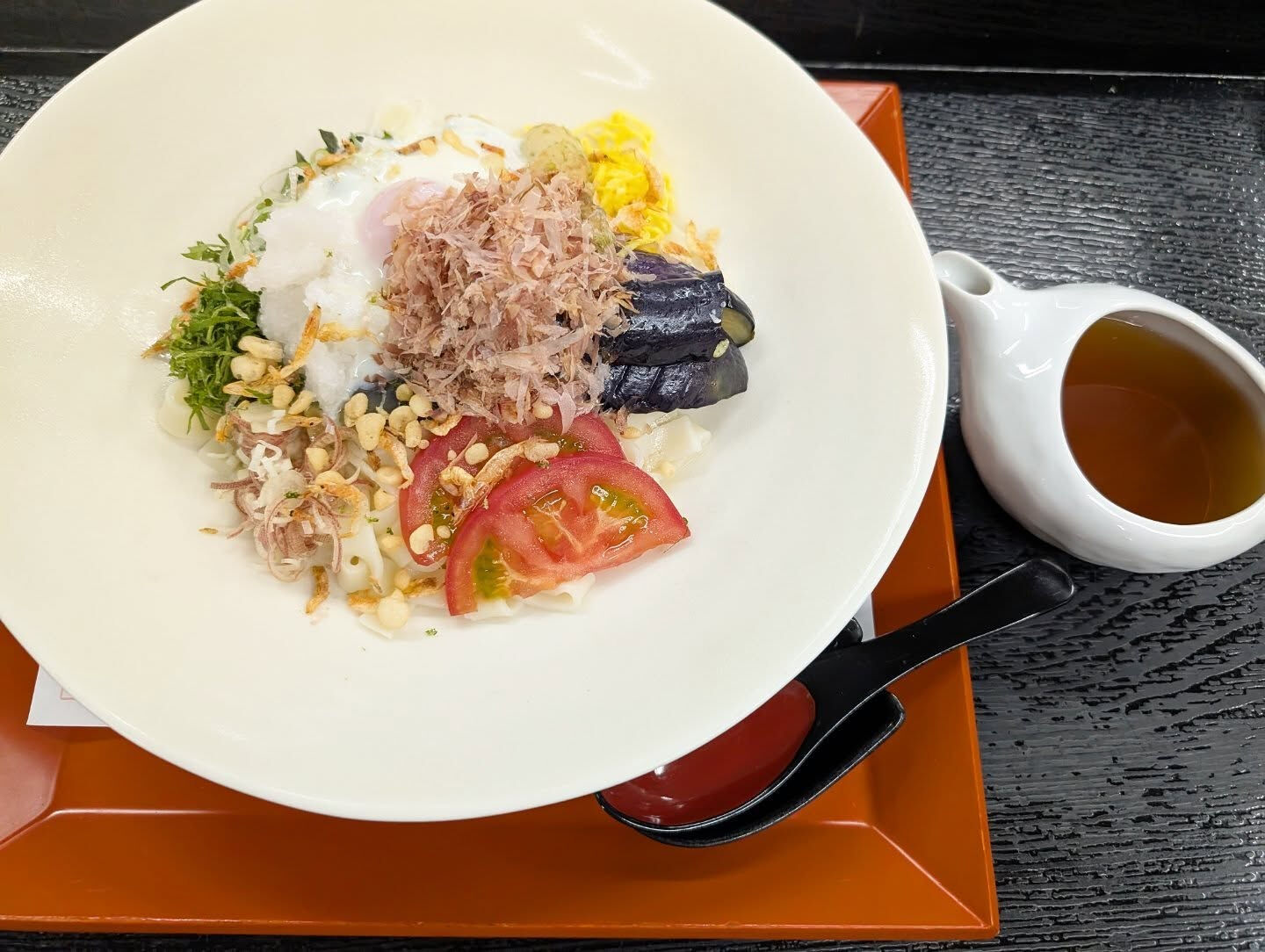 きしめんは、愛知県の豊かな食文化を象徴する伝統的な郷土料理で