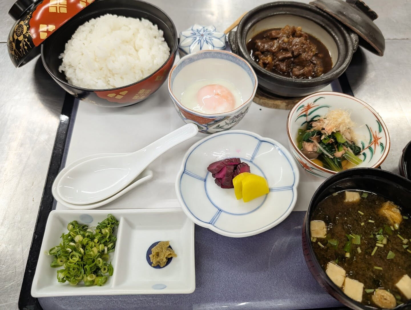 こちらの写真は愛知県の伝統的な郷土料理「どて煮」をご飯にかけ