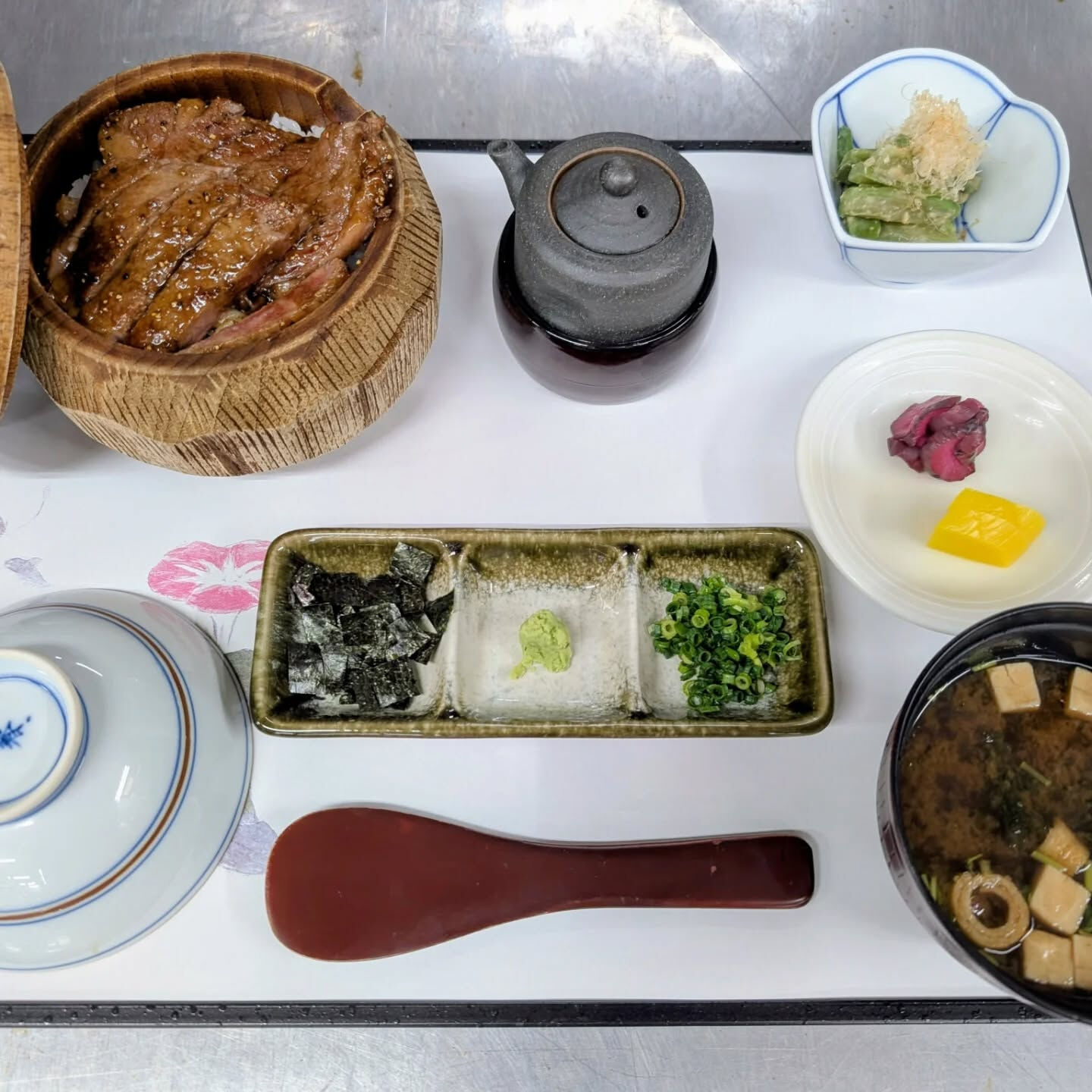 牛ひつまぶし、または牛まぶしは、日本の伝統料理であるひつまぶ