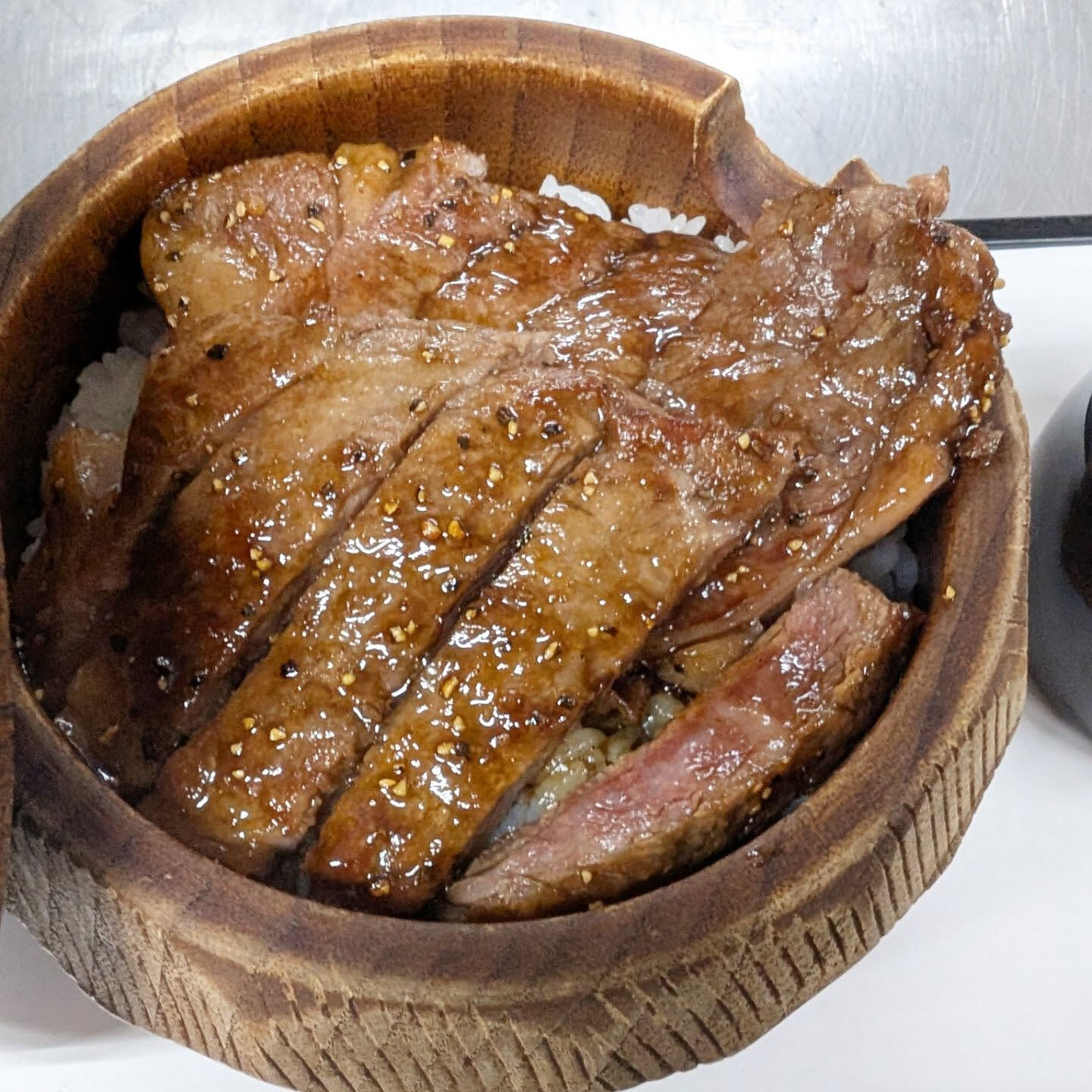 牛ひつまぶし、または牛まぶしは、日本の伝統料理であるひつまぶ