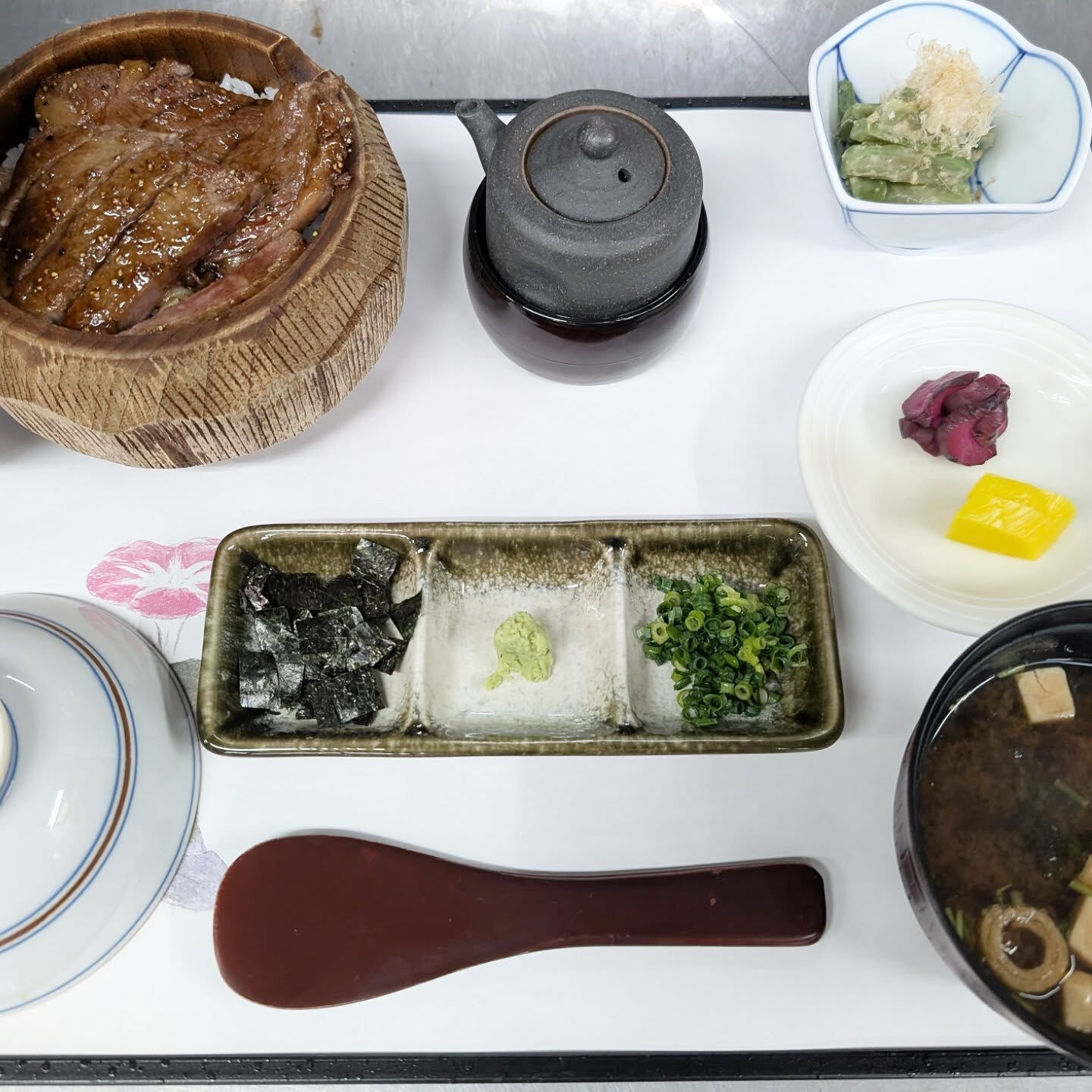 牛ひつまぶし、または牛まぶしは、日本の伝統料理であるひつまぶ