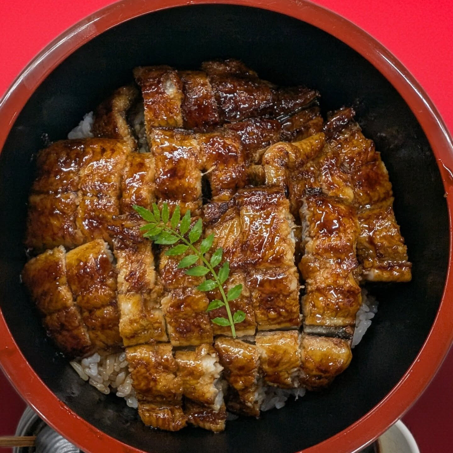 お重（重箱）と丼は、日本料理を彩る美しい器として、多くの食卓