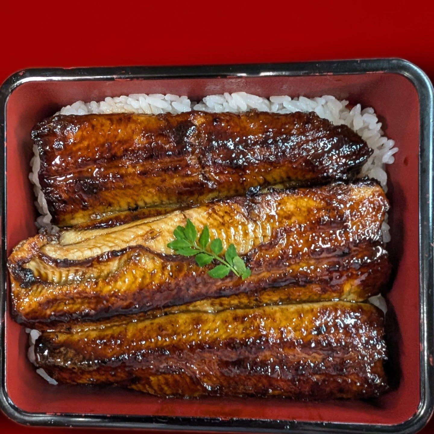 お重（重箱）と丼は、日本料理を彩る美しい器として、多くの食卓