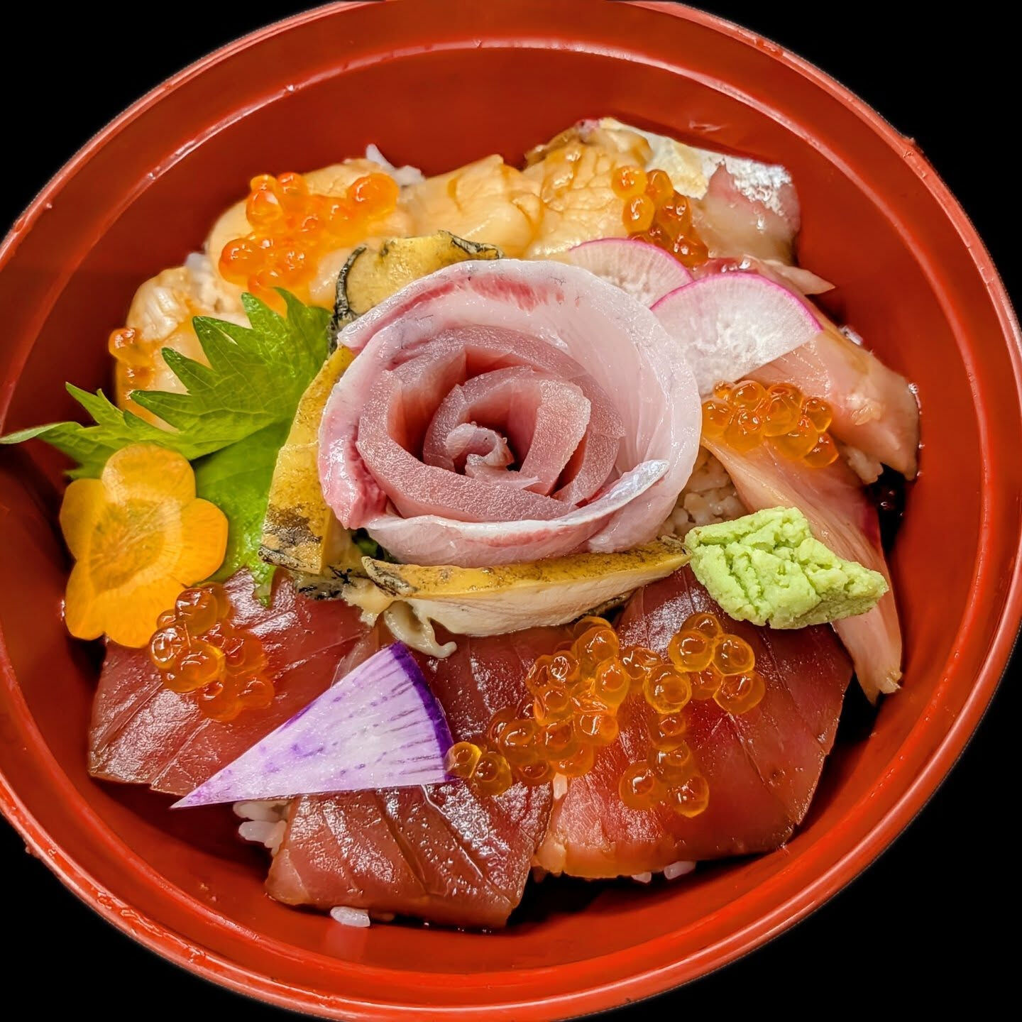 お重（重箱）と丼は、日本料理を彩る美しい器として、多くの食卓
