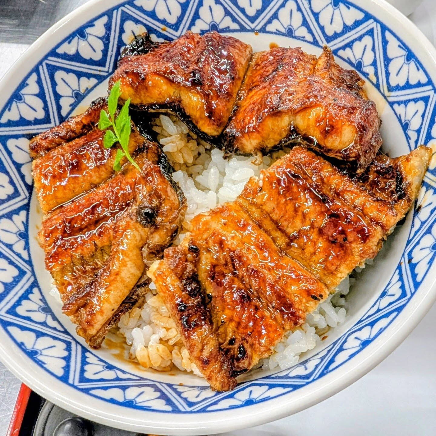 お重（重箱）と丼は、日本料理を彩る美しい器として、多くの食卓