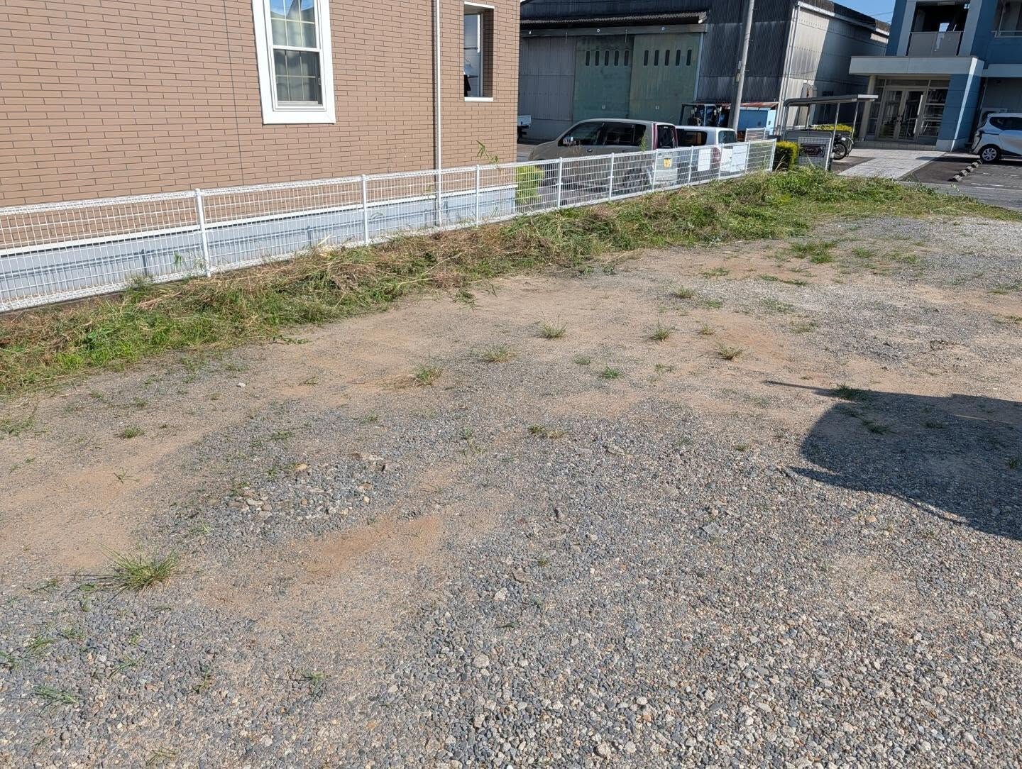 今日は朝から駐車場の草刈り
