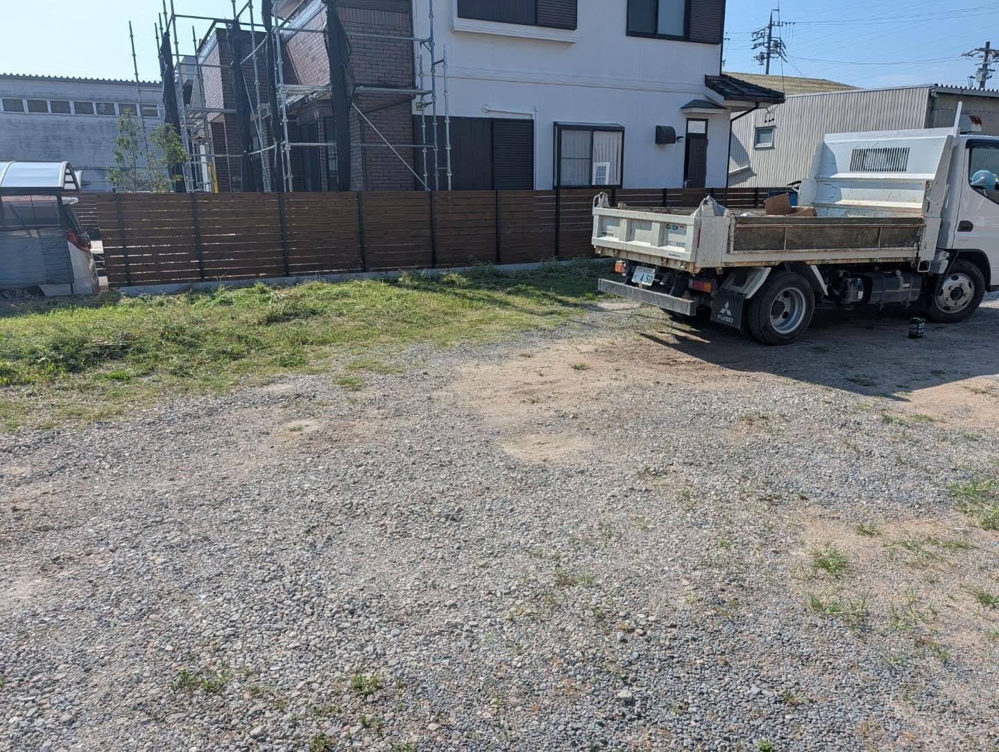 今日は朝から駐車場の草刈り
