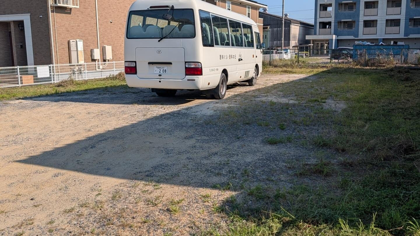 今日は朝から駐車場の草刈り